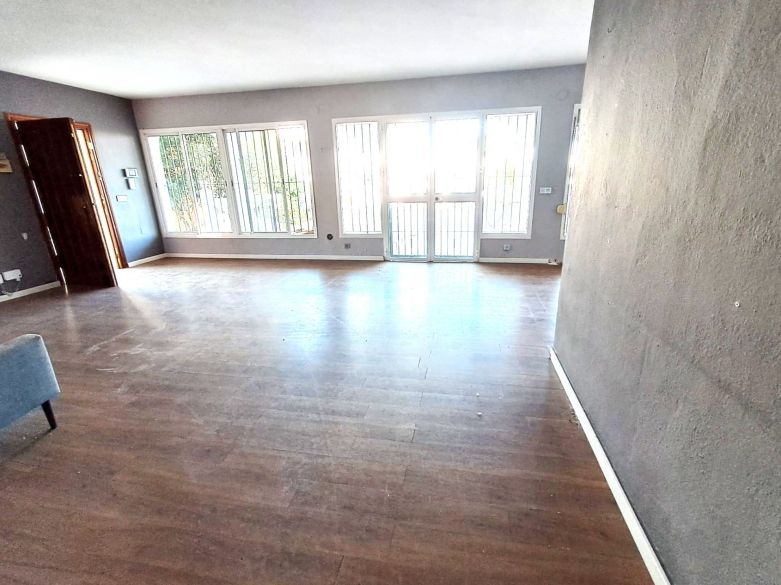 Oportunidad de inversión en El Paraíso Medio – Renueve o construya la villa de sus sueños en una amplia parcela