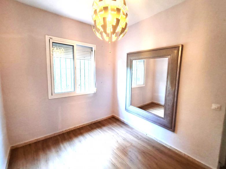 Oportunidad de inversión en El Paraíso Medio – Renueve o construya la villa de sus sueños en una amplia parcela