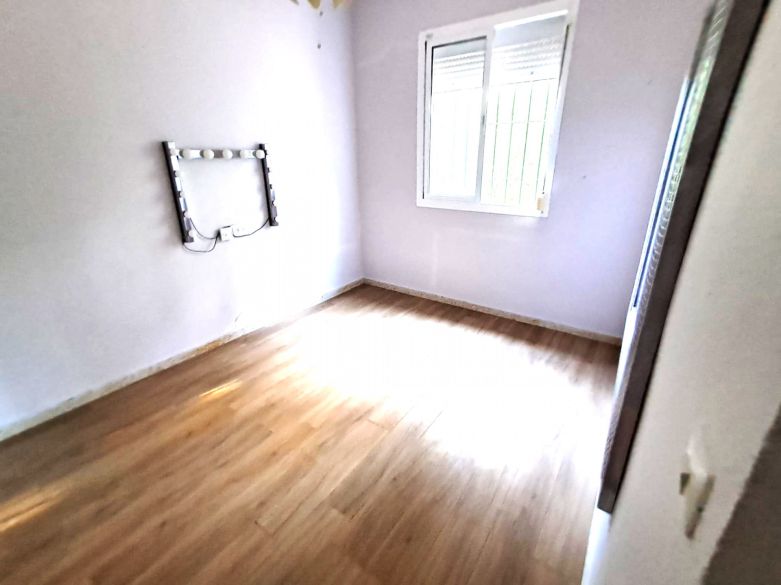 Oportunidad de inversión en El Paraíso Medio – Renueve o construya la villa de sus sueños en una amplia parcela