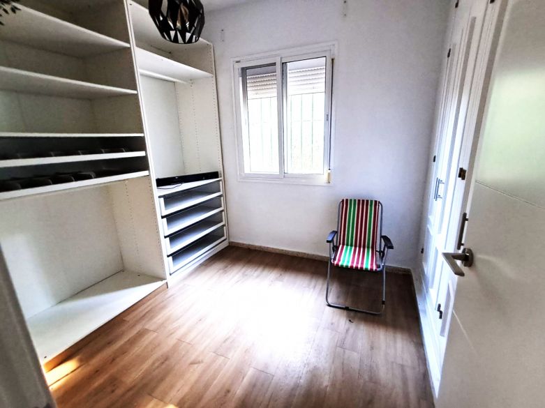 Oportunidad de inversión en El Paraíso Medio – Renueve o construya la villa de sus sueños en una amplia parcela