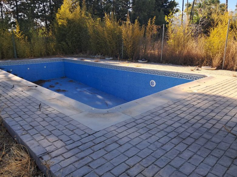 Oportunidad de inversión en El Paraíso Medio – Renueve o construya la villa de sus sueños en una amplia parcela