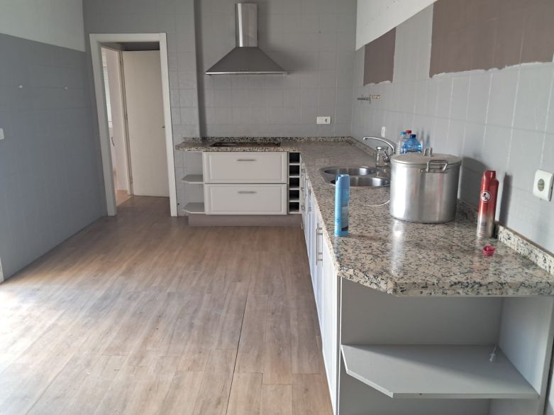 Oportunidad de inversión en El Paraíso Medio – Renueve o construya la villa de sus sueños en una amplia parcela