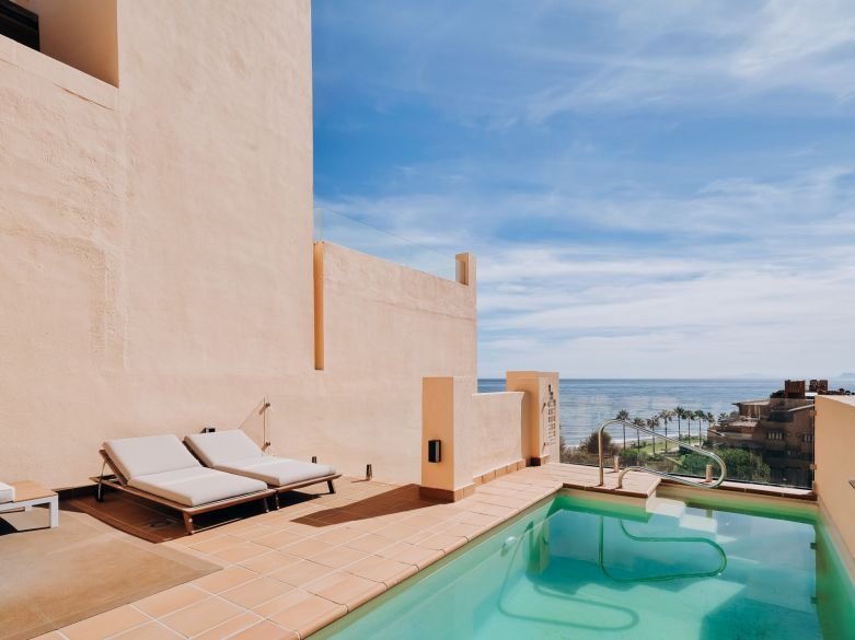Elegant Beachfront Duplex Penthouse with Panoramic Sea Views – Bahía de la Plata, Estepona