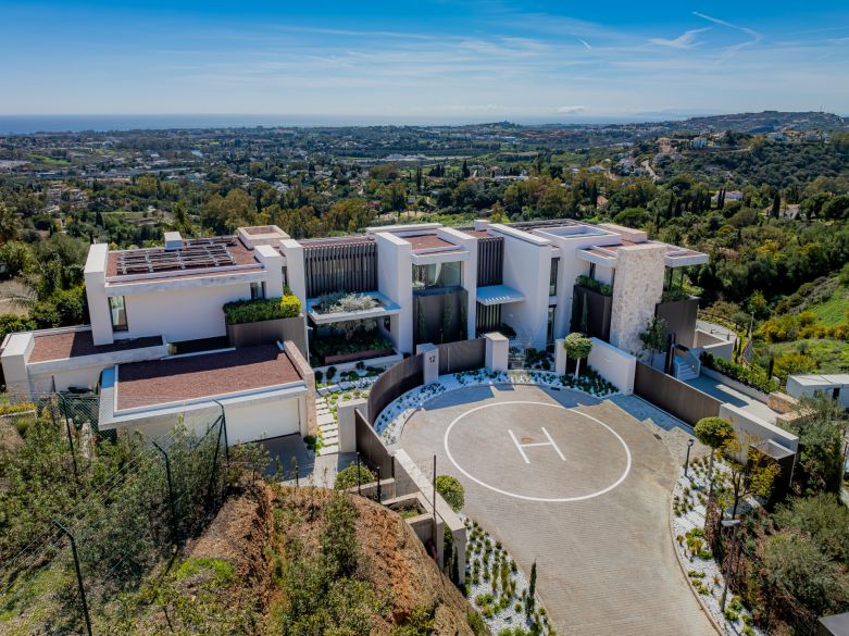 Arkitektoniskt mästerverk med privat helikopterplatta i The Hills, La Quinta – En vision av samtida lyx