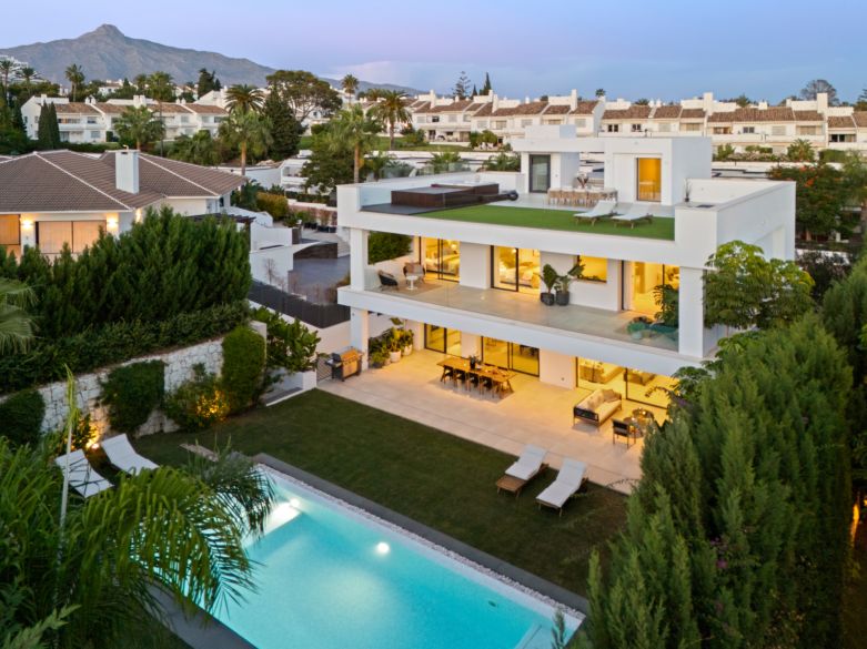 Modern villa within walking distance to Puerto Banus and 10 minutes from the beach!