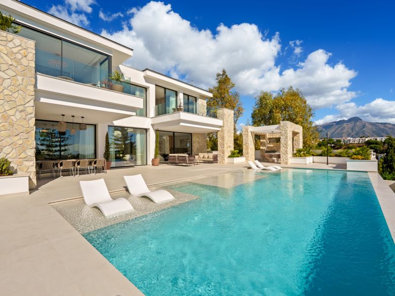 Villa contemporánea de lujo en venta en La Quinta, Marbella, con vistas panorámicas al mar y la montaña