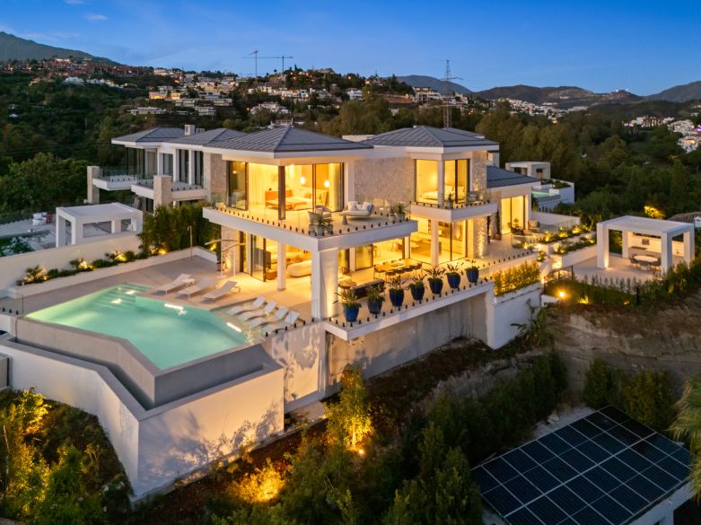 Exclusiva Villa Contemporánea en Venta en La Quinta, Marbella con Vistas Panorámicas al Golf y al Mar