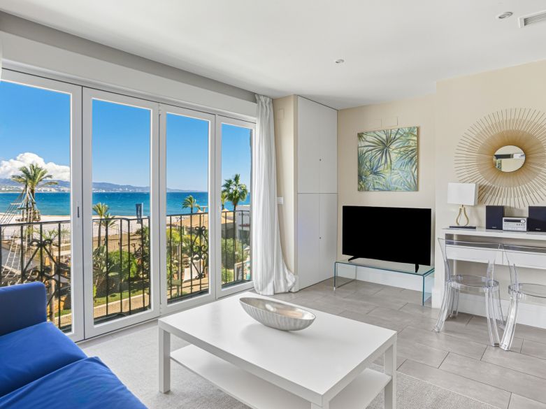 Appartement de deux chambres en bord de mer avec vue sur la mer et la montagne, situé au cœur de Puerto Banús.