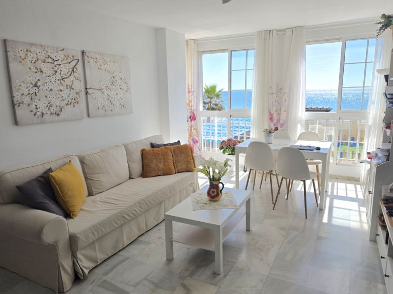 Piso en Primera Línea de Playa con Vistas Frontales al Mar en venta en Sabinillas