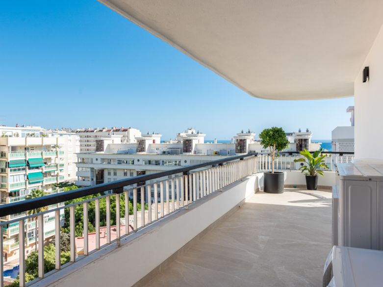 Elegant and beautifully reformed, three bedroom south facing penthouse, located in Playa de la Fontanilla, Marbella