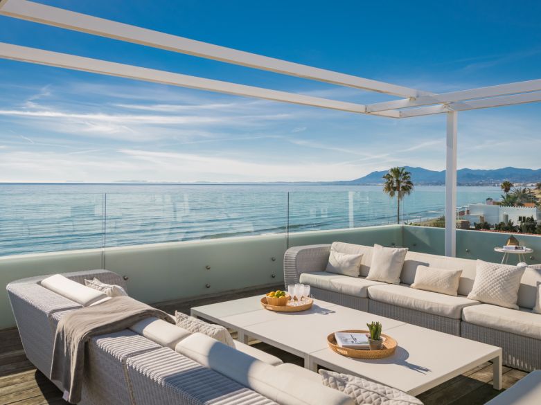 Espectacular villa frente a la playa con acceso directo al mar en Costabella, Marbella