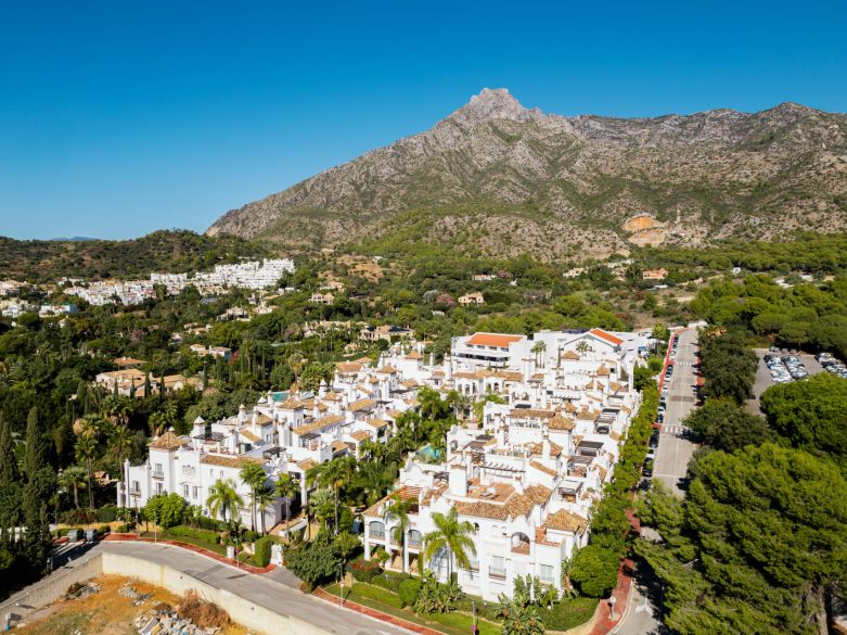 Refurbished apartment in Montebella, near Swans school in Marbella's Sierra Blanca district!