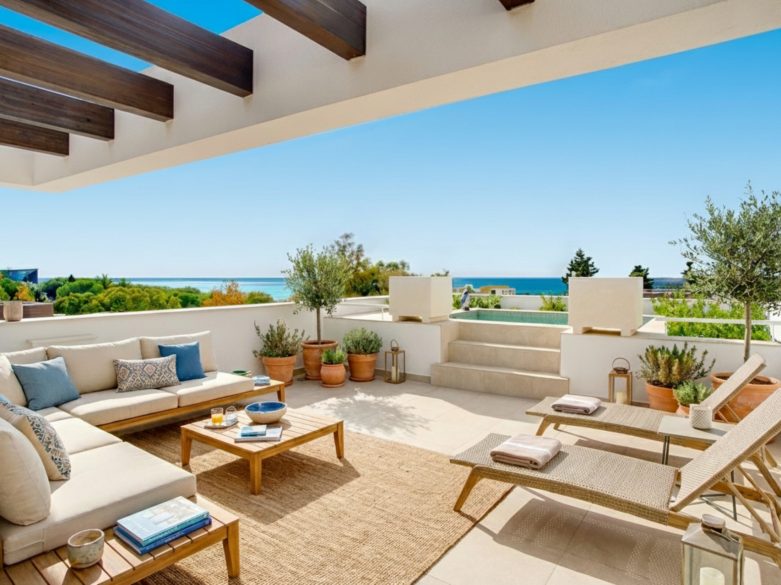 Luxury nouvellement construit, villa de quatre chambres, orientée sud située dans une communauté fermée exclusive au bord du Golden Mile de Marbella