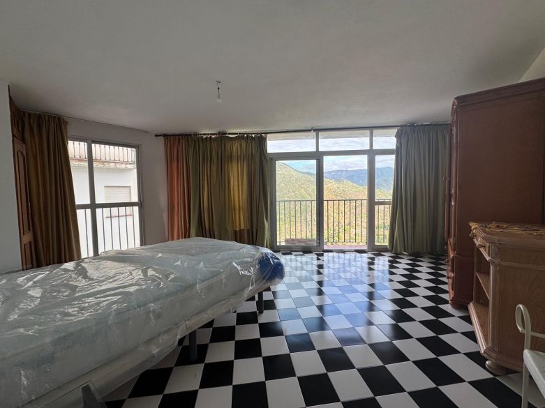 Charmigt vitt byhus med panoramautsikt över bergen – Endast 158 000 €