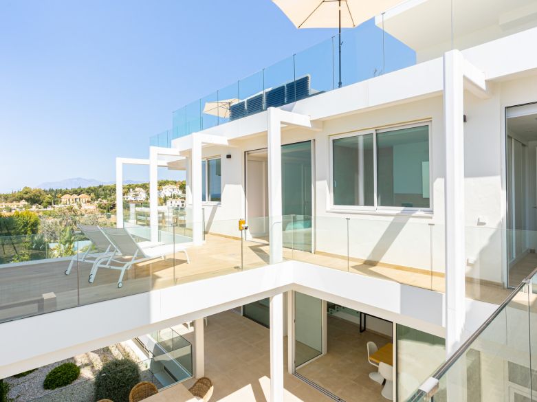 Moderna villa de lujo en venta en Valdeolletas, Marbella – Piscina privada y vistas al mar