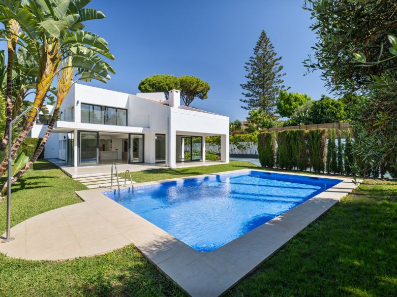Villa contemporánea con piscina privada en Alta Vista, San Pedro de Alcántara
