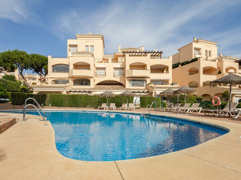 Wonderful three-bedroom ground floor apartment in the gated community Hacienda Elviria