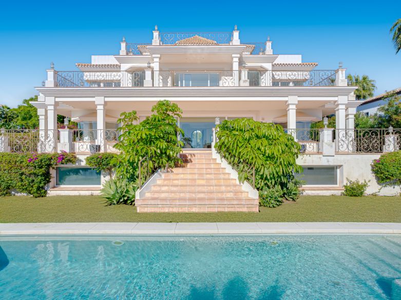 Excepcional villa de ocho dormitorios, orientada al sur, situada en la prestigiosa comunidad cerrada de Los Flamingos, Benahavis