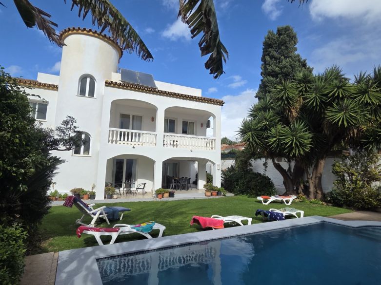 Charmig spansk villa med havsutsikt endast 100 meter från stranden – Förstklassigt läge i Linda Vista Baja nära San Pedro