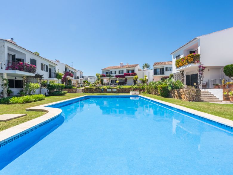 Możliwość Renowacji: Prywatny narożny dom szeregowy z ogrodem w Monte Biarritz