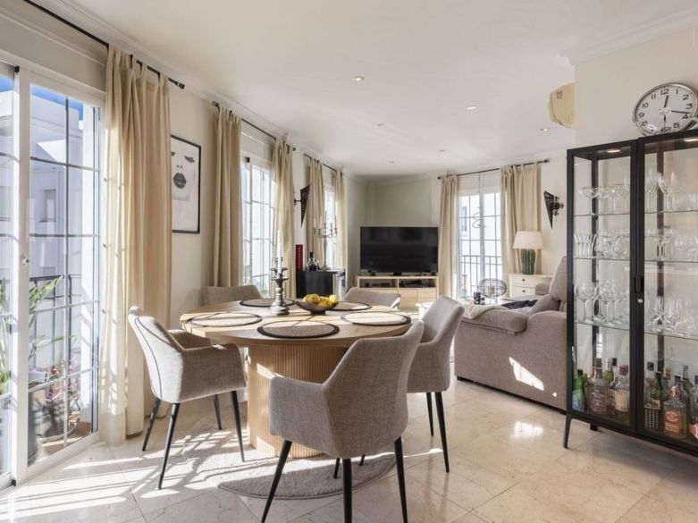 ¡Ático dúplex elegante y luminoso en el corazón de San Pedro de Alcántara!