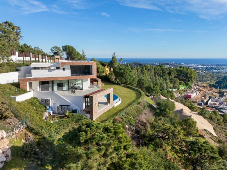 Lujosa villa de 5 dormitorios con piscina infinita y gimnasio exterior en El Madroñal, Benahavís