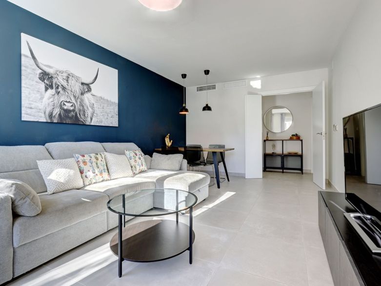 Moderno apartamento de 3 dormitorios en el centro de Estepona, a pocos pasos del puerto y las pistas de pádel.