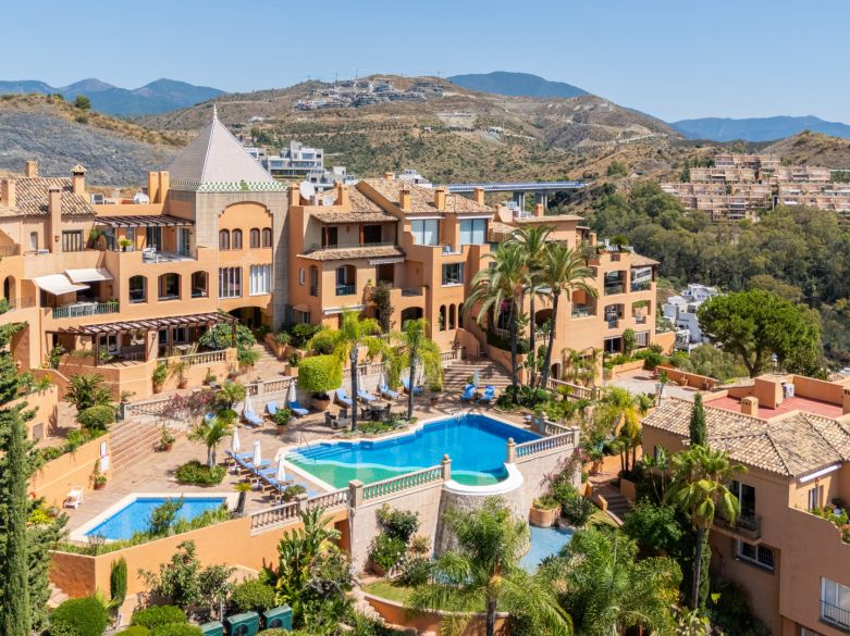 Fantastisk renoverad takvåning med panoramautsikt över havet i Les Belvederes, Nueva Andalucía