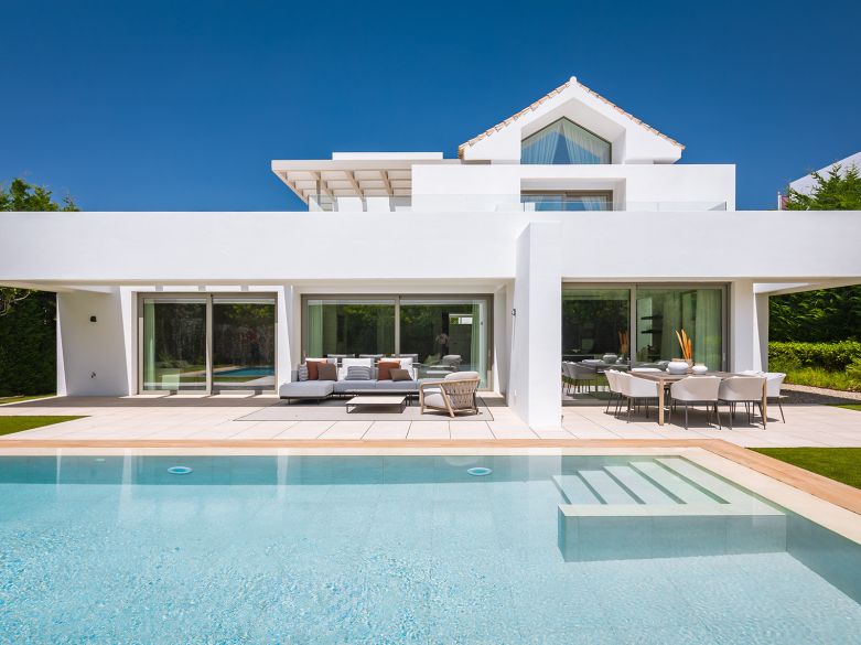 Villa moderne de 5 chambres à côté du golf d’El Paraíso !