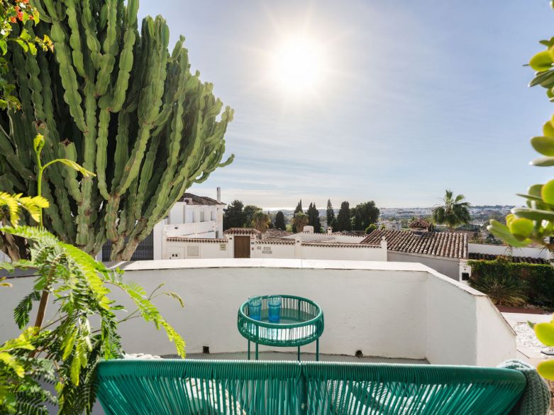 Charmigt hus med tre sovrum i Nueva Andalucia med fri havsutsikt och gångavstånd till alla lokala bekvämligheter.