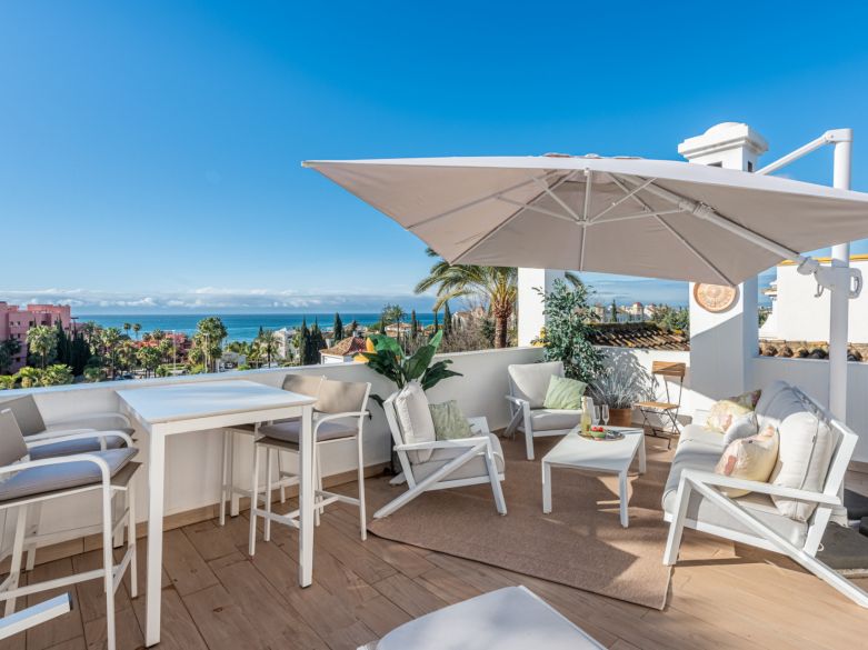 Elegant Scandinavian-Style Townhouse with Sea Views Near the Beach