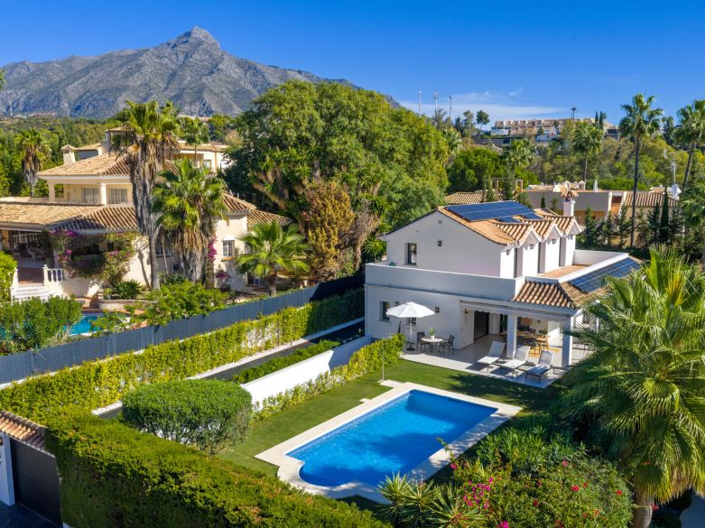 Elegant nyrenoverad villa i bästa delen av Nueva Andalucia!