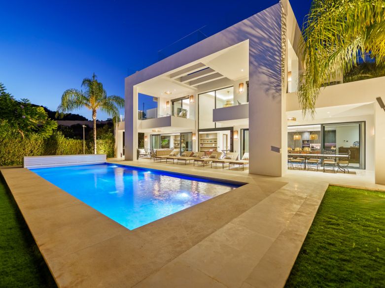 Moderne luksusvilla i Nueva Andalucía Golf Valley med privat basseng og underholdningsområder