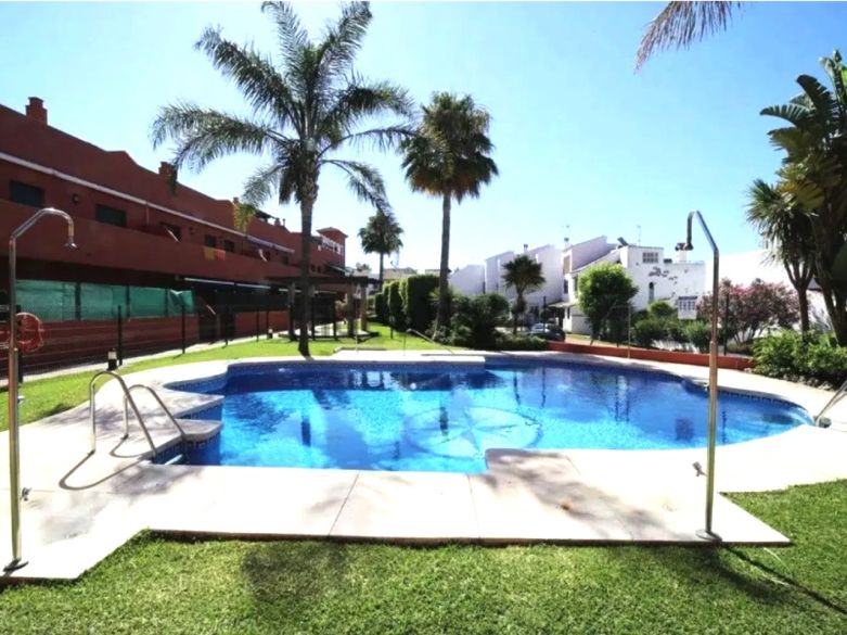 Bright 2-Bedroom Apartment – 5-Min Walk to Beach