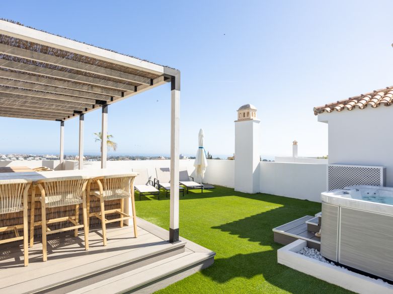 Luxury 3-Bedroom Penthouse with Panoramic Sea Views in El Paraiso