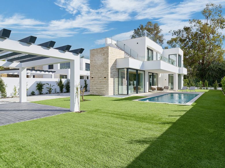 Villa Flores – Elegante Moderne Villa met Tuin, Zwembad en Entertainmentruimtes