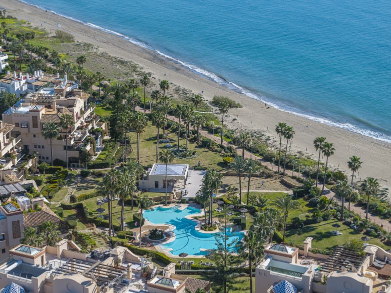 Elegante apartamento en primera línea de playa con vistas al mar en la Nueva Milla de Oro