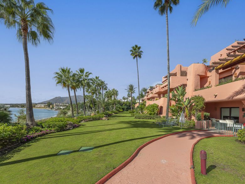Stilvolle Gartenwohnung direkt am Strand in der renommierten Anlage Cabo Bermejo