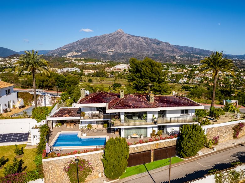 Fantastisk villa med panoramautsikt över havet på gångavstånd till bekvämligheter i Nueva Andalucia