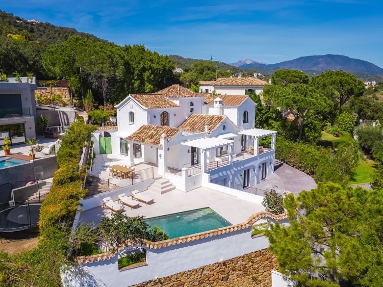 Elegant gerenoveerde luxe villa in het residentiële gated landgoed van El Madroñal, Benahavís
