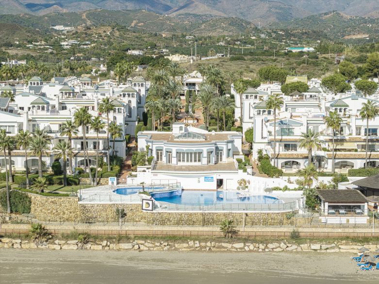 Luxuriös renoviertes Penthouse direkt am Strand mit Dachterrasse, Jacuzzi & Sauna an der New Golden Mile