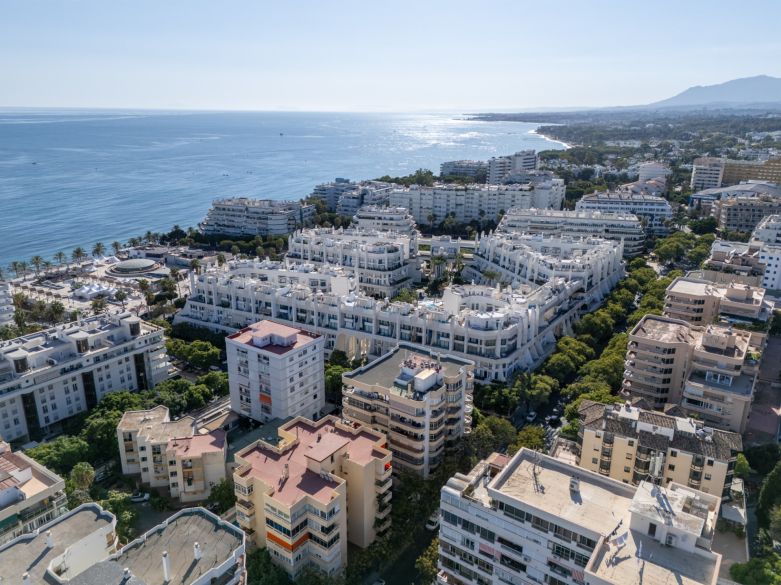 ÁTICO DE 3 DORMITORIOS TOTALMENTE REFORMADO UBICADO EN EL CENTRO DE MARBELLA