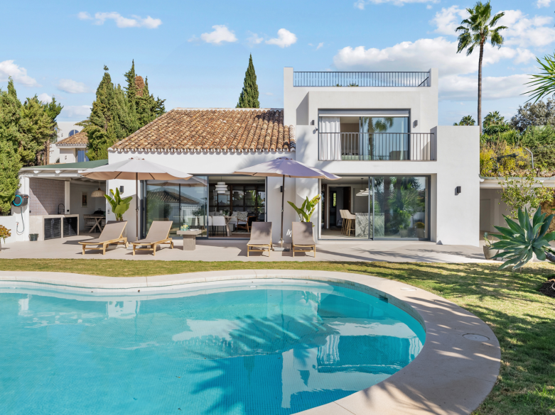 Villa de luxe scandinave avec vue panoramique sur la vallée du golf à Nueva Andalucía