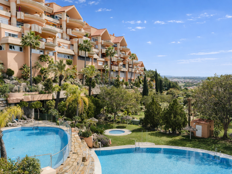 Appartement rénové avec style à Magna Marbella, offrant des vues panoramiques sur la mer et le golf