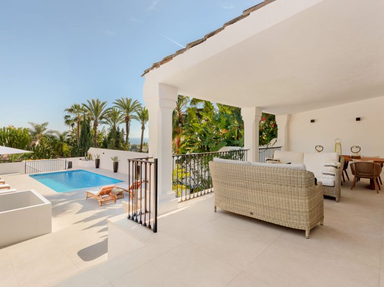 Impresionante villa recientemente renovada con excelentes vistas al mar situada en Sierra Blanca, Marbella.