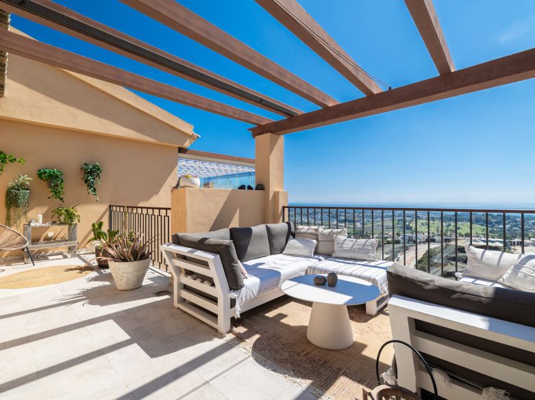 Elegant Penthouse with Panoramic Sea Views & Tourist License – Prime Investment Opportunity