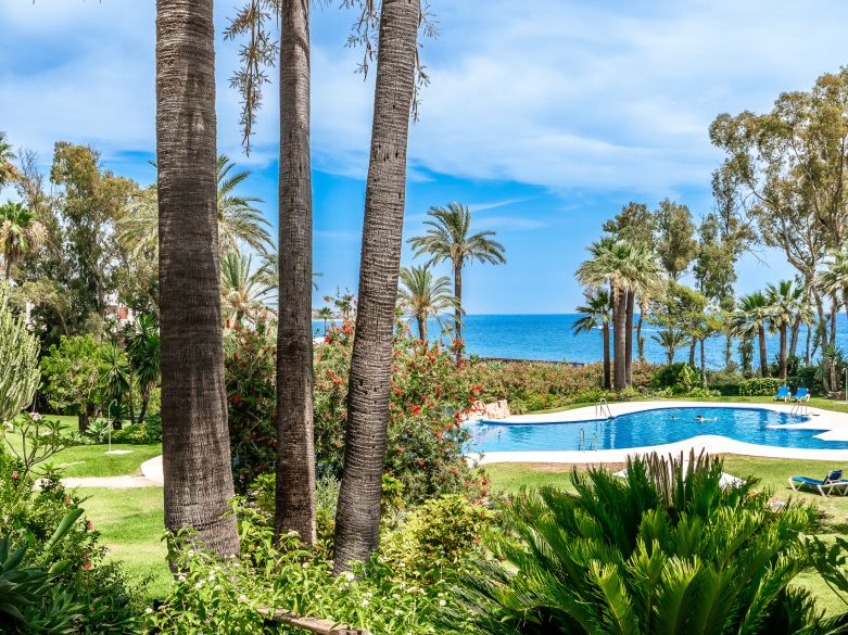 Frontline Beach luxury townhouse completely renovated in the New Golden Mile