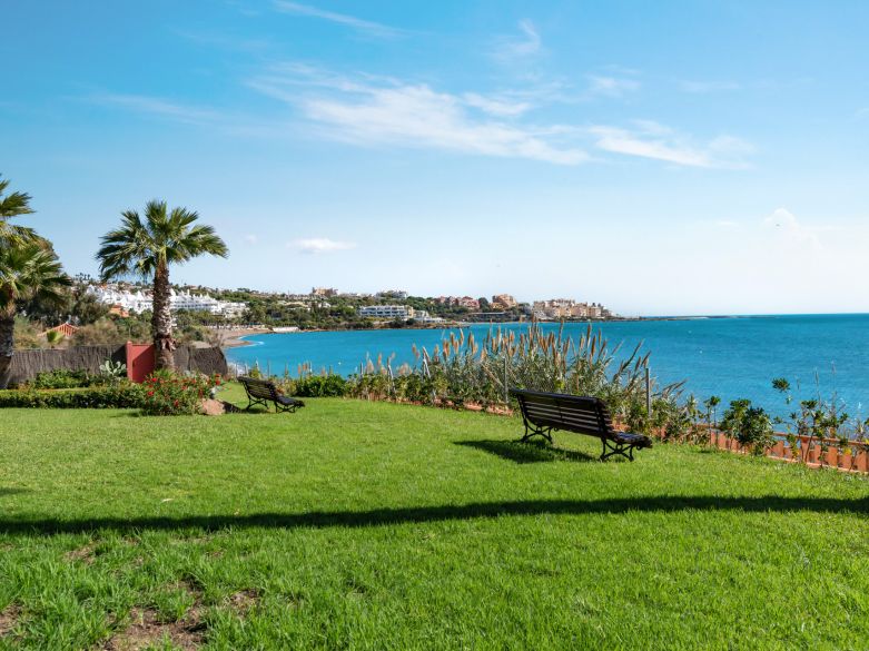 Szeregowiec, pierwsza linia zabudowy przy plaży w urbanizacji Bahía Azul, Estepona Zachodnia
