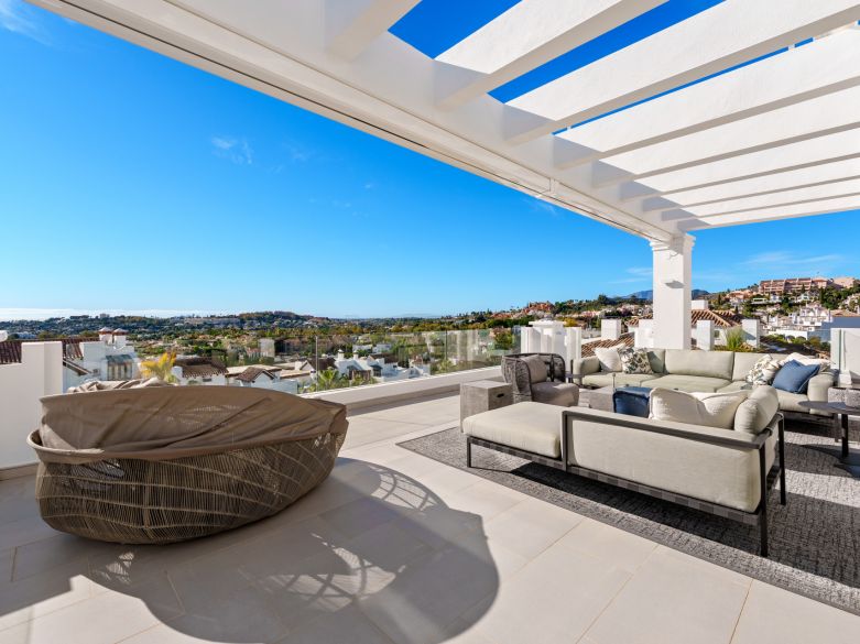 Excepcional ático de lujo en Nueva Andalucía con vistas panorámicas al mar.