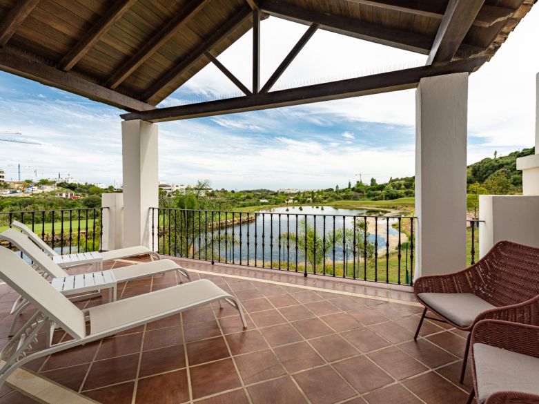 Estepona Villas For Sale next To Golf. Azata Golf Villas is a complex composed of 45 detached and semi-detached villas in a unique location, surrounded by lakes and greens in the middle of Azata Golf course.